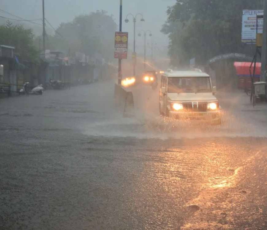MP Weather: भोपाल-जबलपुर समेत कई जिलों में भारी बारिश का अलर्ट, IMD ने जारी की चेतावनी