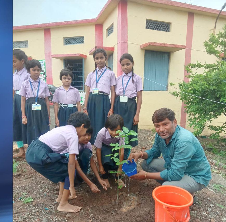 प्रदेश सचिव राजेंद्र सोलंकी ने एक वृक्ष स्कूल प्रांगण में लगाया