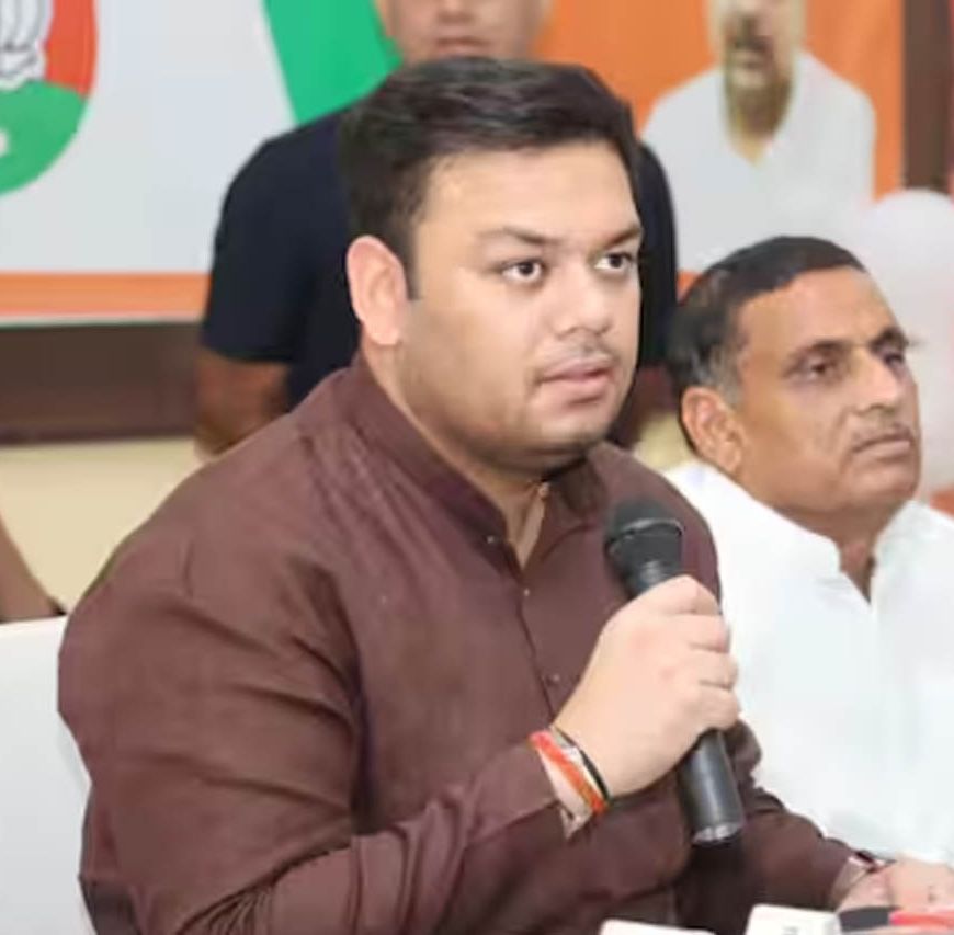एक भी स्कूल बंद नहीं हुआ... अखिलेश के आरोपों पर योगी सरकार का पलटवार, सपा राज पर भी साधा निशाना