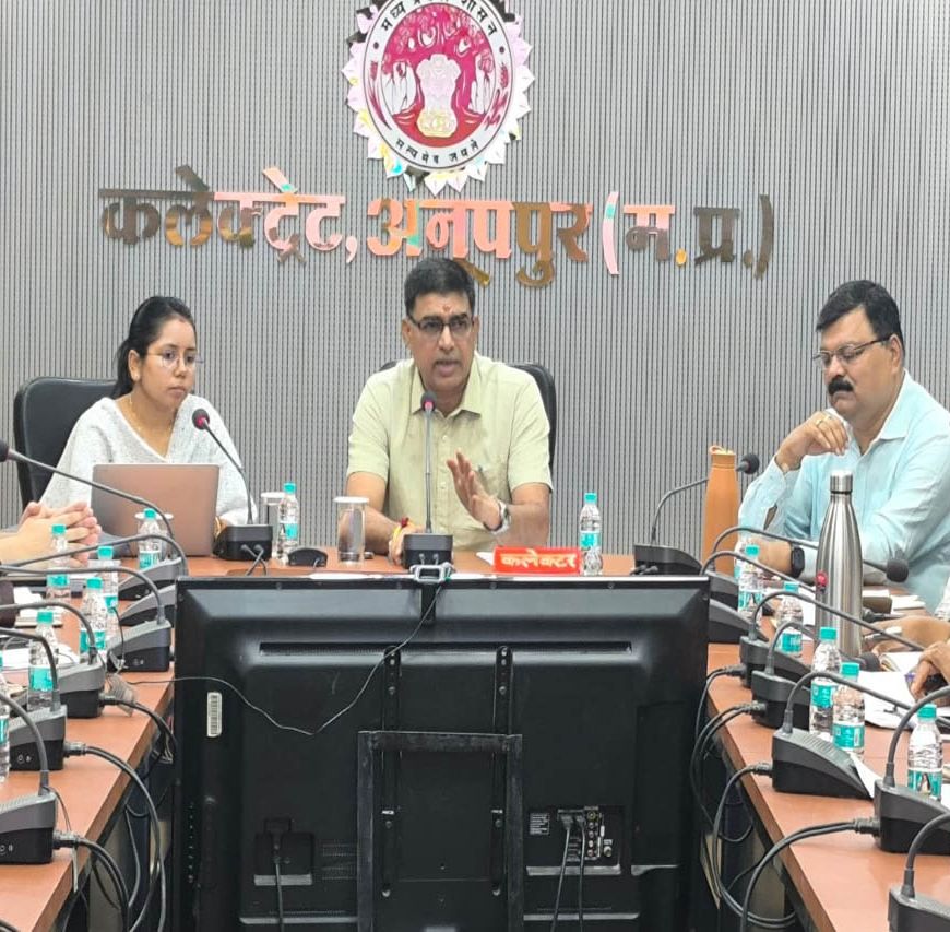 जिले के सभी विद्यालयों एवं छात्रावासों में पेयजल गुणवत्ता की जांच कराई जाए - कलेक्टर झा