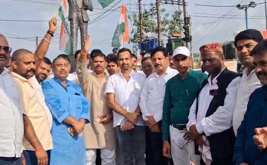 दतिया उपचुनाव में कांग्रेस की जीत पर सिंगरौली में जश्न, कार्यकर्ताओं ने बांटी मिठाई