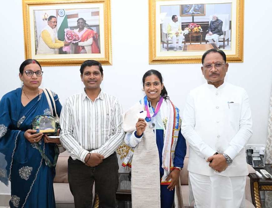 राष्ट्रमंडल खेलों की रजत पदक विजेता ज्ञानेश्वरी यादव का मुख्यमंत्री निवास में भव्य स्वागत