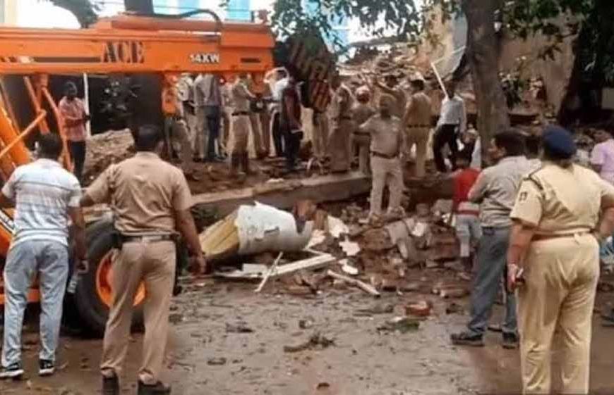 चंडीगढ़ में जर्जर इमारत ढही, मलबे में दबकर दो कारोबारियों की दर्दनाक मौत