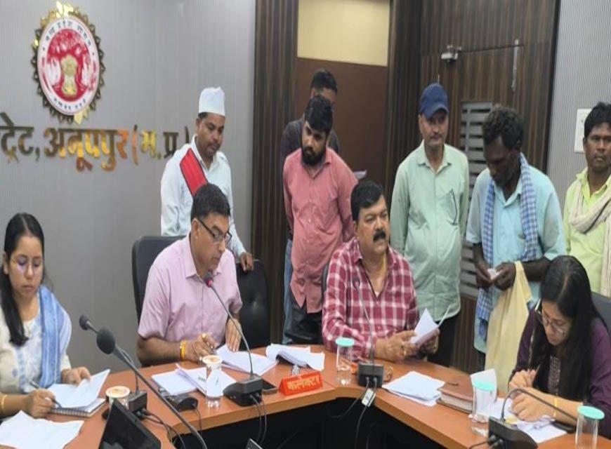 जनसुनवाई में कलेक्टर ने 48 आवेदकों की सुनी समस्याएं