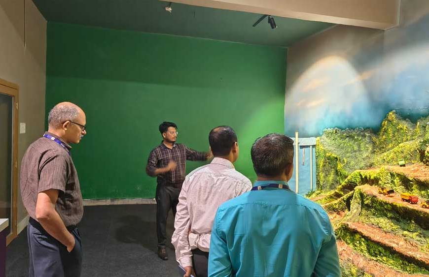 इसरो के वैज्ञानिकों ने किया जिला विज्ञान केंद्र दंतेवाड़ा का भ्रमण