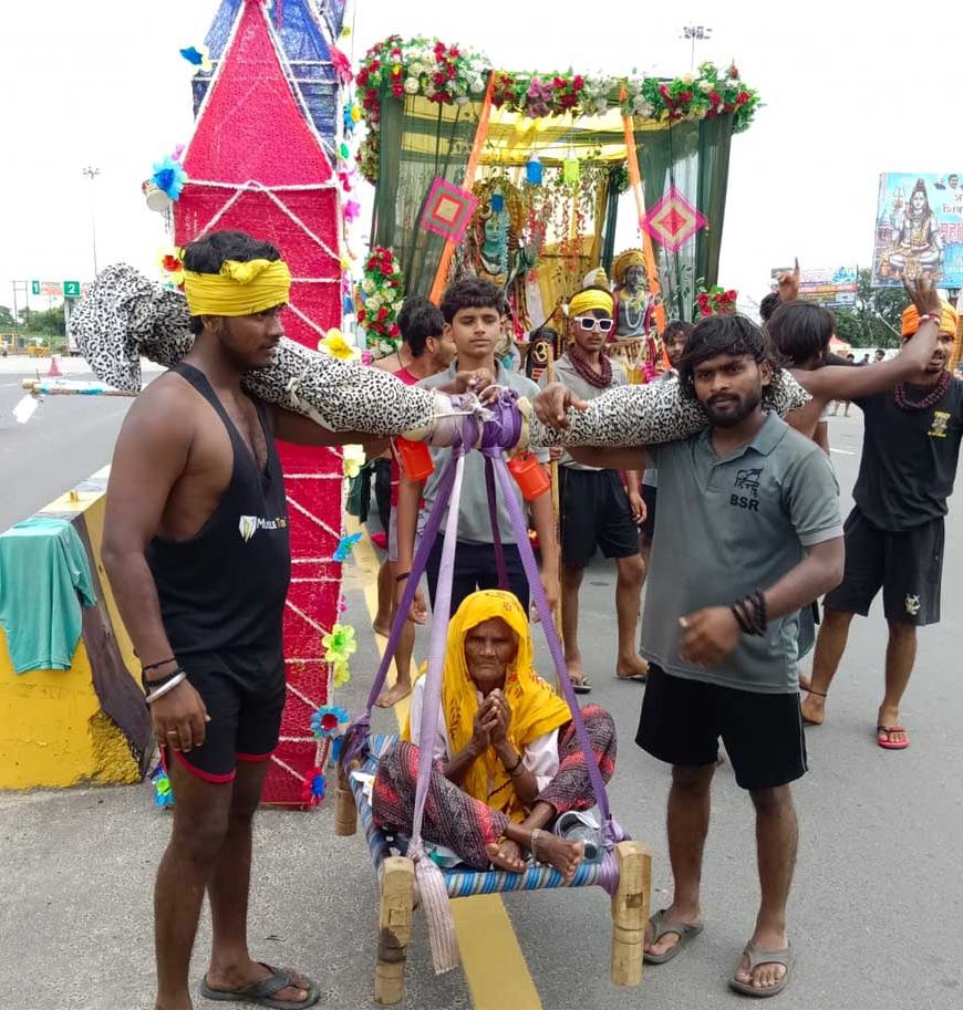 24 पोते बने दादी के श्रवण कुमार