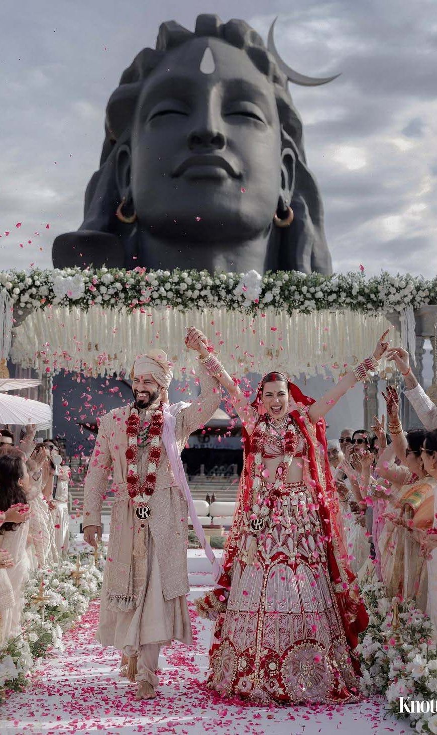 पलक पुरसवानी का ससुराल में ग्रैंड गृह प्रवेश, पति संग दिखा प्यार