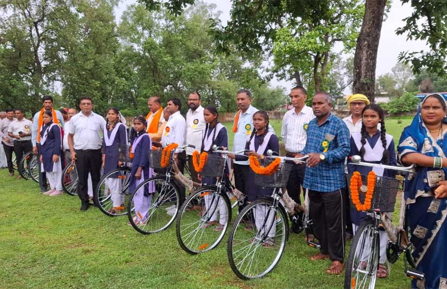 सरस्वती साइकिल योजना के तहत 37 छात्राओं को मिली निःशुल्क साइकिलें