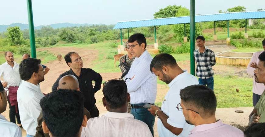 कलेक्टर ने निर्माणाधीन गौ अभ्यारण्य का किया निरीक्षण