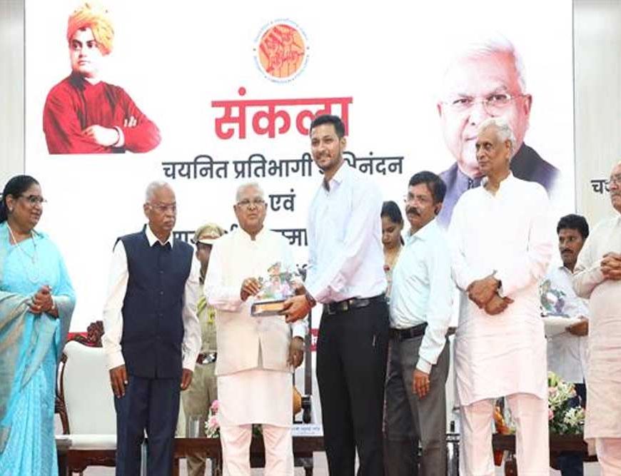 चयनित अधिकारी पद का नहीं, अपने संस्कारों का परिचय दें : राज्यपाल  पटेल