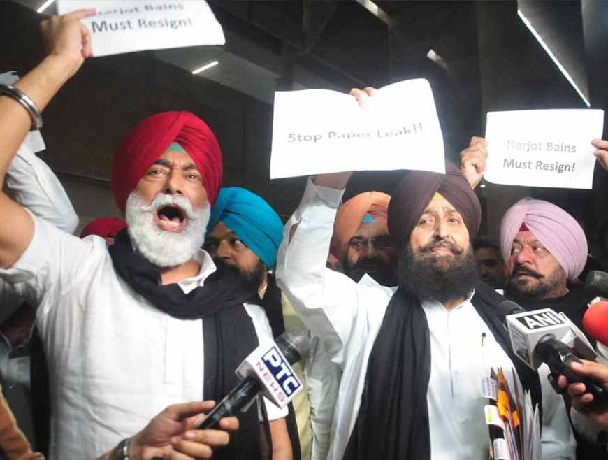 पंजाब विधानसभा के मानसून सत्र में चौथे दिन हंगामा, बरगाड़ी-बहबल कलां मामले पर विपक्ष का जोरदार प्रदर्शन