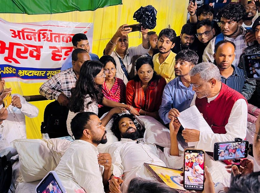 झारखंड के आंदोलनकारी छात्रों की नई मांग, बोले- CM से सीधे होगी बातचीत, मीडिया भी रहे मौजूद