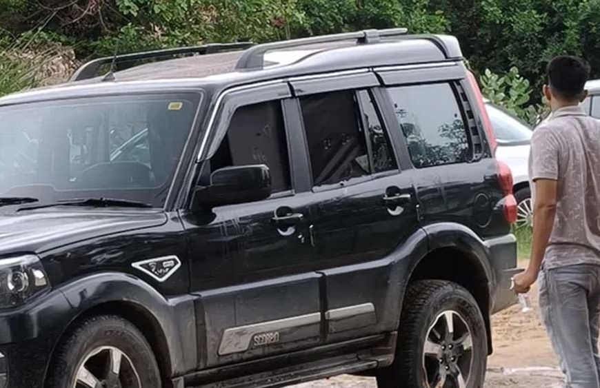 चरखी दादरी में थाना के सामने स्कॉर्पियो पर ताबड़तोड़ फायरिंग, सात लोग गंभीर घायल
