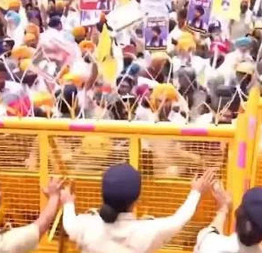 चंडीगढ़ में AAP नेताओं-कार्यकर्ताओं की पुलिस से झड़प, वॉटर कैनन चलाकर किया तितर-बितर