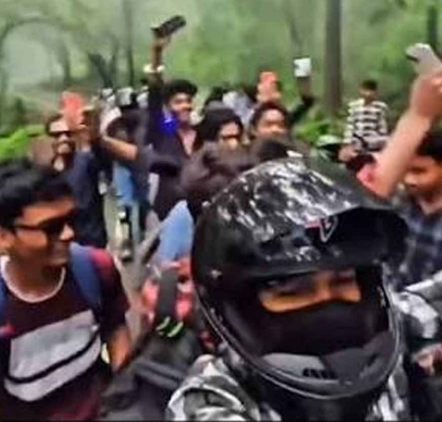 CG में स्टंटबाज बाइकर्स गैंग पर पुलिस का एक्शन, कान पकड़कर माफी मांगने पर मजबूर हुए युवक