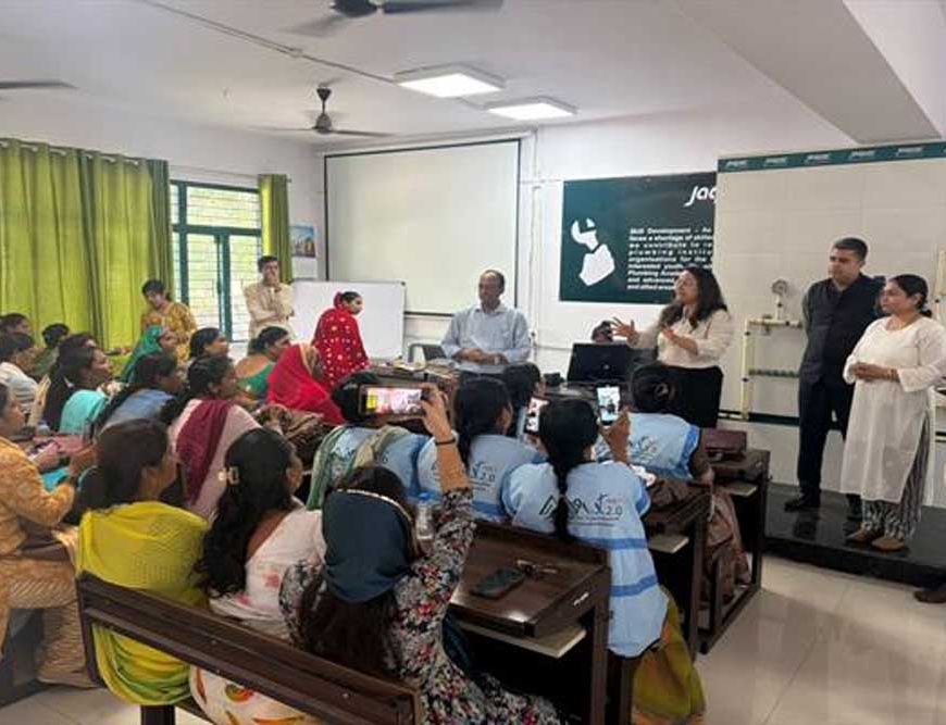 प्रदेश में अमृत मित्र महिलाएं अब जल वितरण प्रणाली में करेंगी लीकेज डिटेक्शन एवं रिपेयर का कार्य : आयुक्त  भोंडवे