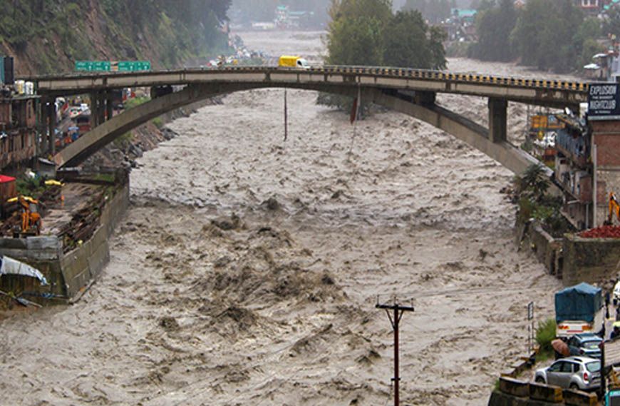 हिमाचल में बारिश का कहर, 145 सड़कें बंद और 224 ट्रांसफार्मर ठप; अगले 48 घंटे भारी पड़ सकते हैं