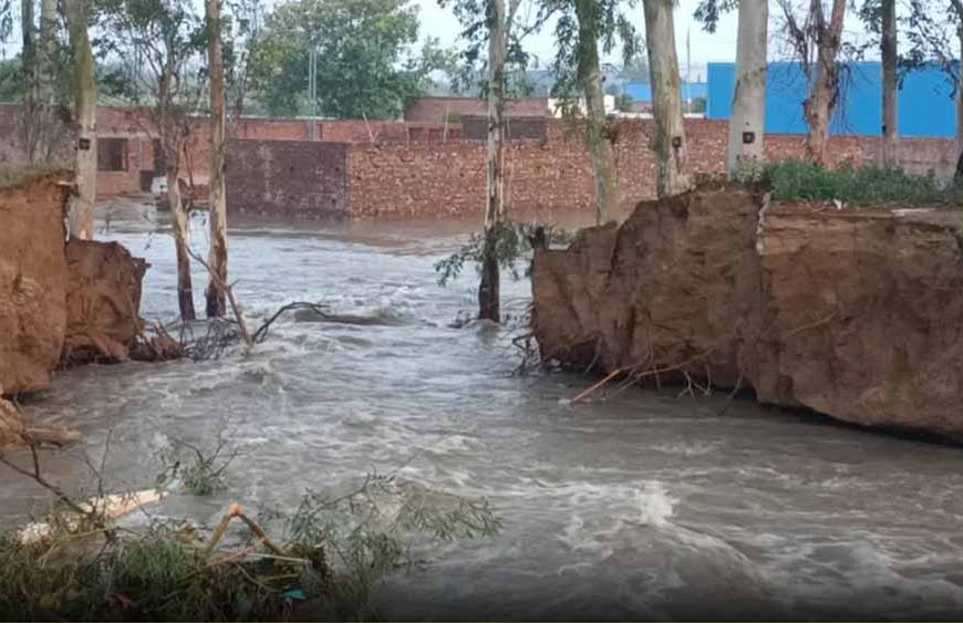 हरियाणा में भारी बारिश का कहर, कई जगह मकान ढहे, तटबंध टूटने से बाढ़ का खतरा बढ़ा