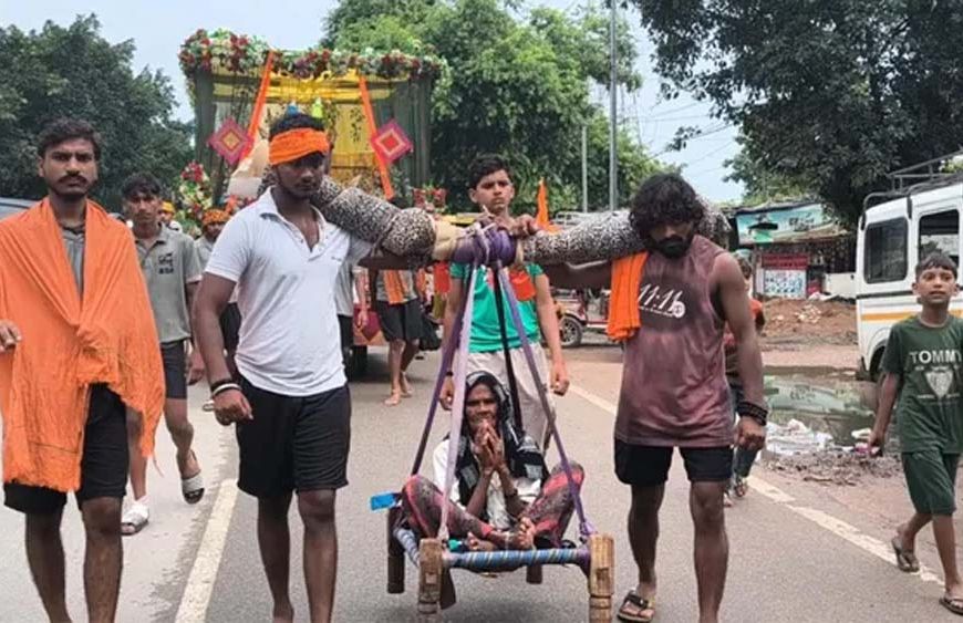 हापुड़ में अनोखी श्रद्धा, 95 वर्षीय दादी को 25 पोतों ने पालकी से कराई कांवड़ यात्रा