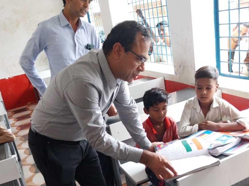 स्कूल शिक्षा विभाग के प्रमुख सचिव ने बच्चों के साथ बैठकर देखी पढ़ाई, शिक्षकों से संवाद कर शिक्षा की गुणवत्ता पर दिए सुझाव