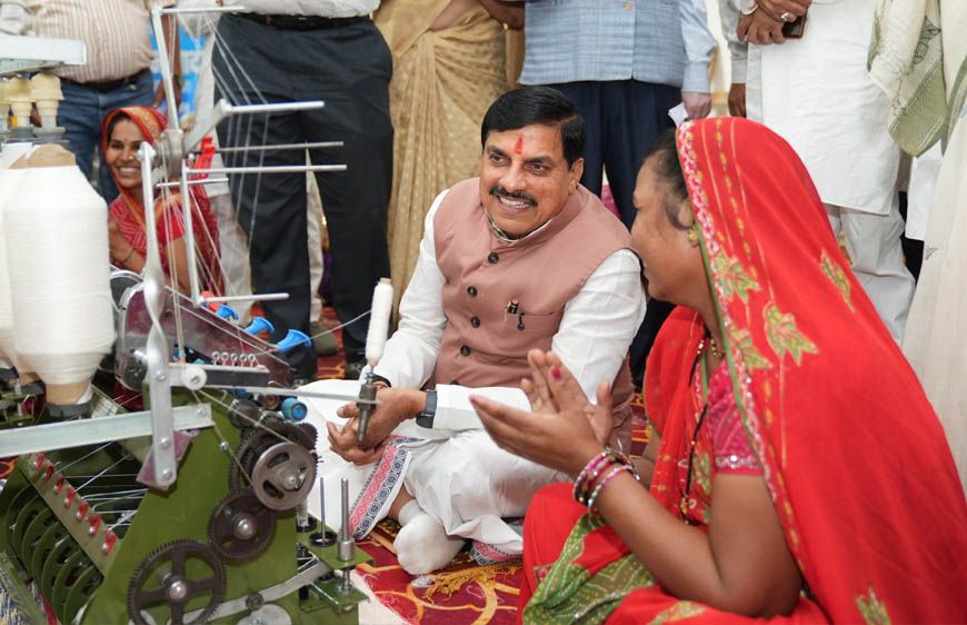 हाथकरघा क्षेत्र को प्रोत्साहन, पारंपरिक कला को संरक्षित करने तथा महिलाओं को रोजगार के अवसर उपलब्धर करवाने की दिशा में महत्वपूर्ण पहल : मुख्यमंत्री डॉ. यादव
