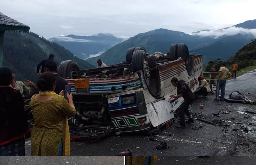 हिमाचल के चंबा में दर्दनाक हादसा, पहाड़ी से सड़क पर गिरी बस; 7 लोगों की मौत, कई घायल