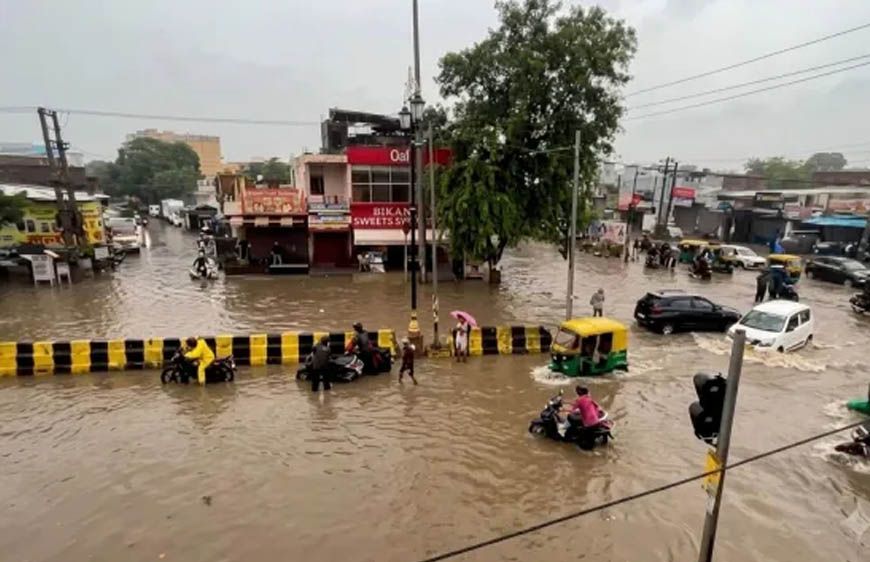 दिल्ली में बारिश ने तोड़ा 15 साल का रिकॉर्ड, 7 डिग्री गिरा पारा; गुरुग्राम में आज रेड अलर्ट