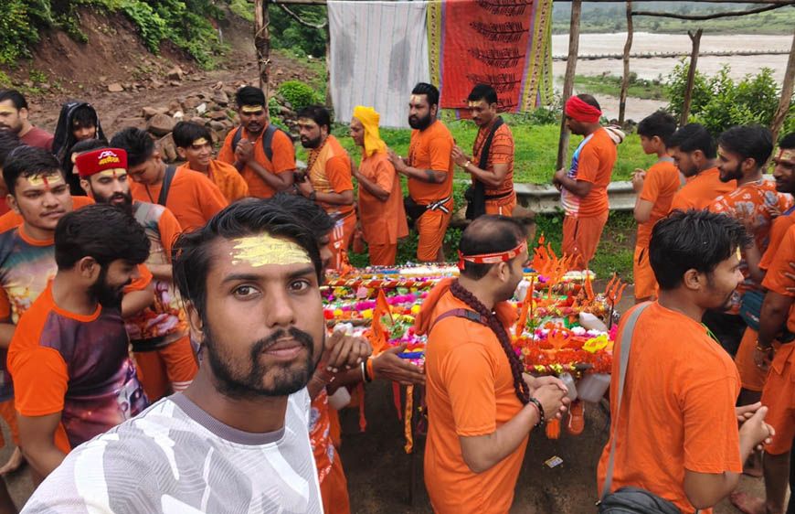 ग्राम निगहरी से निकली कांवड़ यात्रा, नर्मदा तट मालपुर से जल लेकर कासिया धाम में करेंगे भोलेनाथ का जलाभिषेक