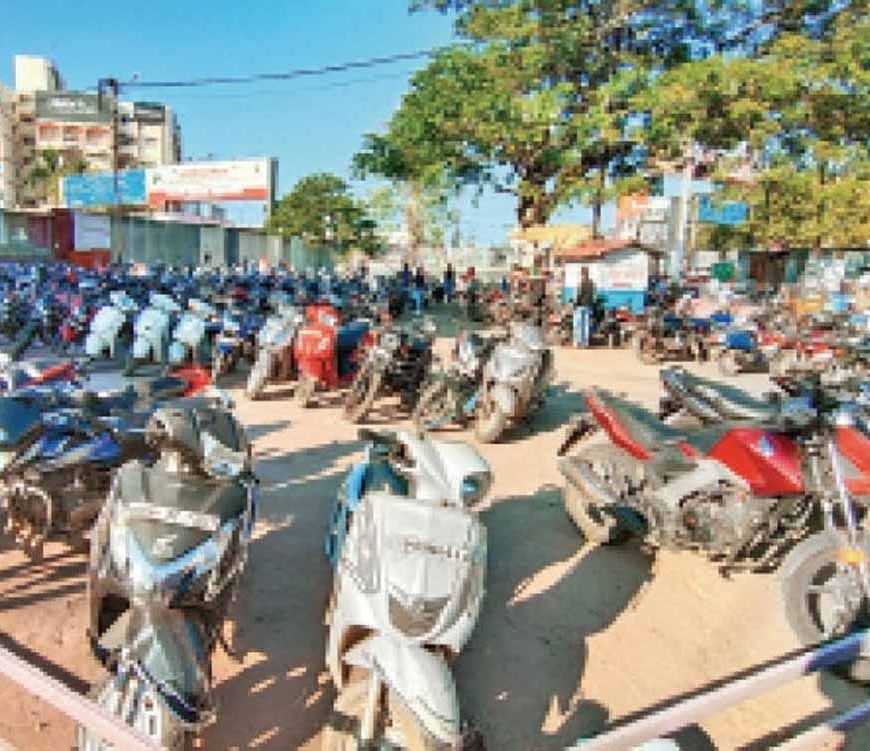रायपुर स्टेशन पर RPF का बड़ा एक्शन, नो पार्किंग और अवैध वेंडरों पर कार्रवाई; 3800 लोग पकड़े गए