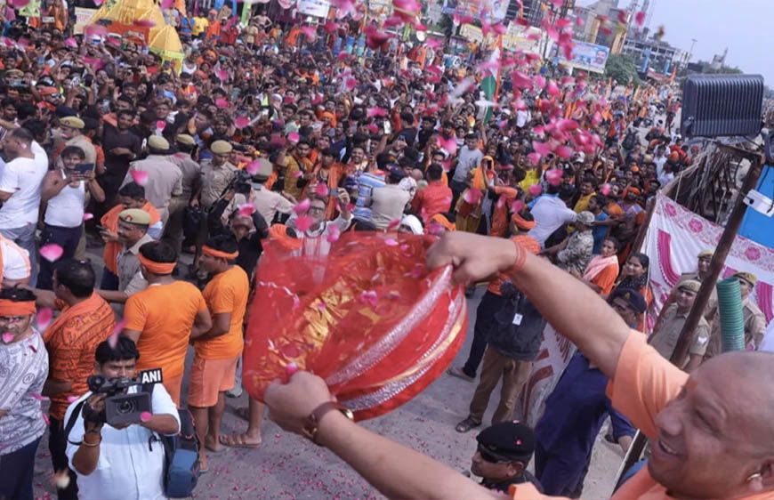 भोलेनाथ के भक्तों पर सीएम योगी ने की श्रद्धा की पुष्पवर्षा