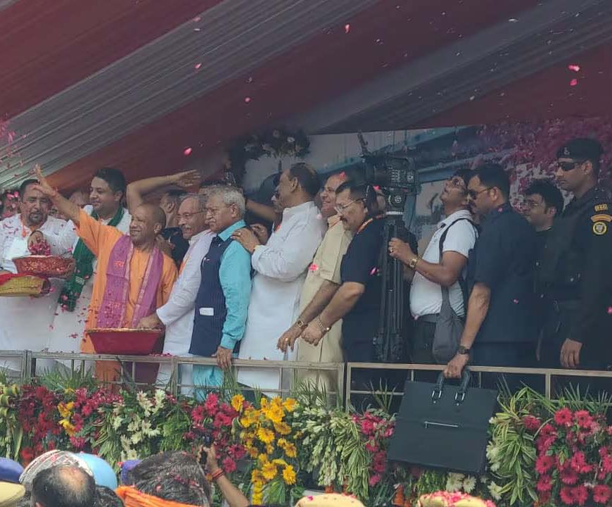 मेरठ में योगी ने कांवड़ियों पर की पुष्पवर्षा, ड्रोन उड़ाता युवक पकड़ा