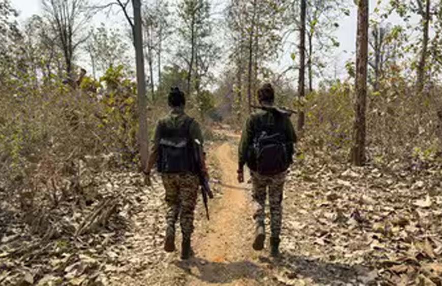 झारखंड में नक्सलियों पर बड़ा प्रहार, 10 लाख के इनामी सालुका कायम समेत तीन ने किया सरेंडर