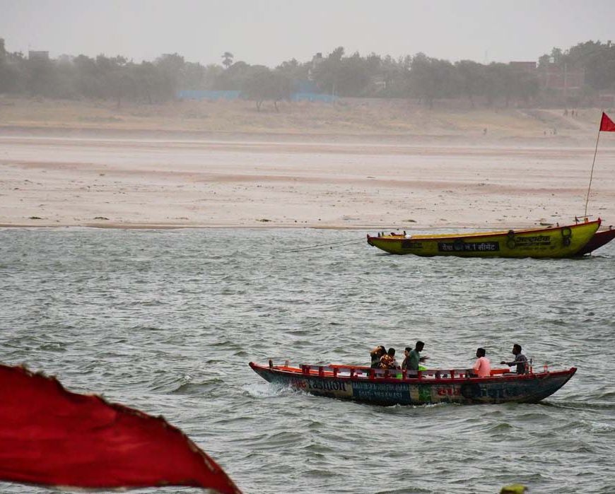 वाराणसी में गंगा का जलस्तर बढ़ा, घाट जलमग्न, प्रशासन पूरी तरह अलर्ट