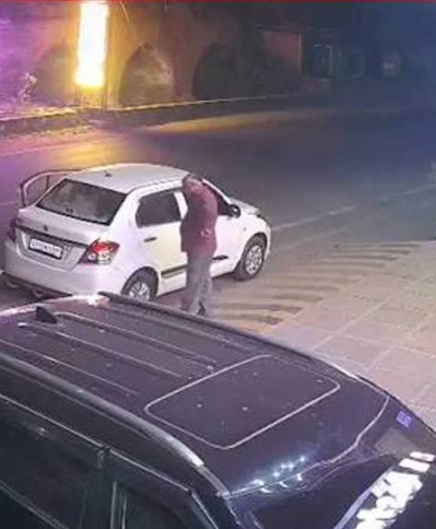 अमृतसर में ड्राइविंग सीट छोड़ दरवाजे पर खड़े होकर दौड़ाई Thar, पुलिस ने शुरू की तलाश