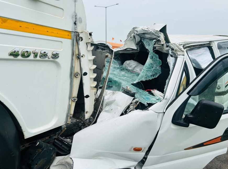 धार में दर्दनाक सड़क हादसा, गुजरात के युवकों की वैन को ट्रॉले ने मारी टक्कर; 6 की मौत