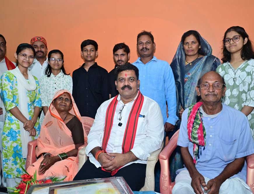 तीन बहनों ने एक साथ पास की नीट परीक्षा, उप मुख्यमंत्री  विजय शर्मा ने घर पहुंचकर दी बधाई