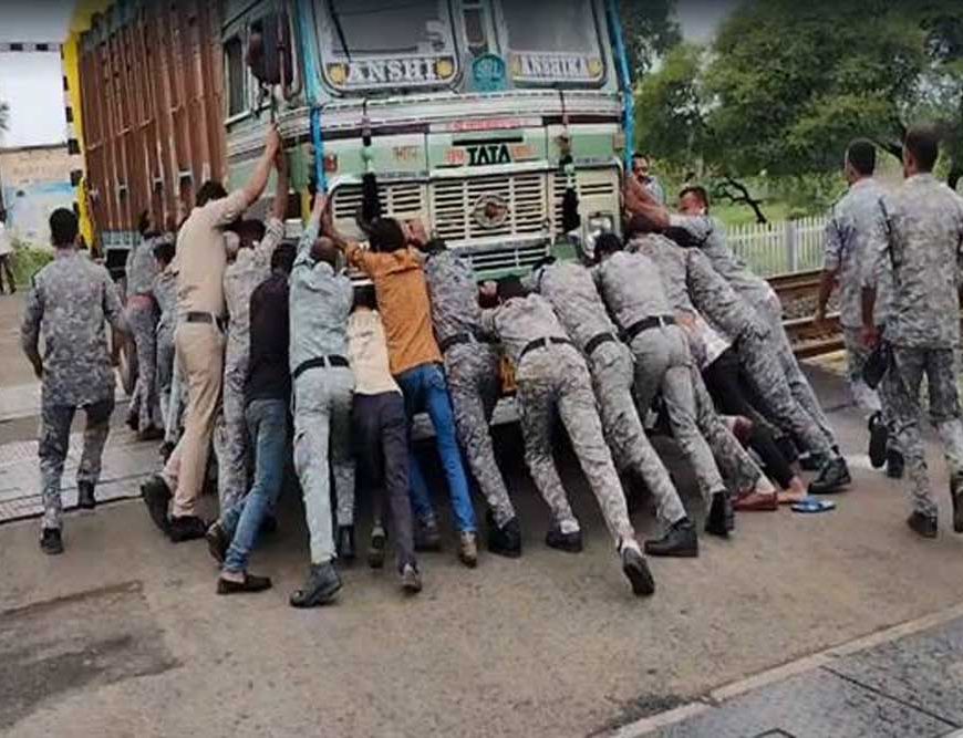 क्विक रिस्पांस फोर्स(QRF) जवानों की सूझबूझ ओर तत्परता से टली बड़ी दुर्घटना