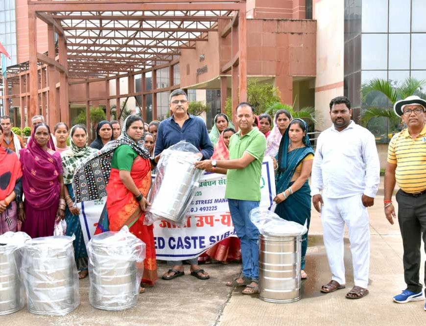अनुसूचित जाति उपयोजना के तहत किसानों को स्टोरेज बिन वितरित