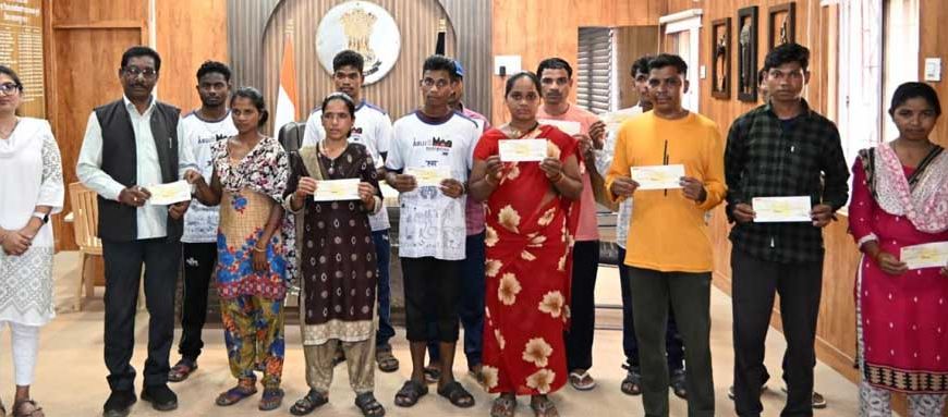 ​बंदूक छोड़ आत्मसम्मान का रास्ता