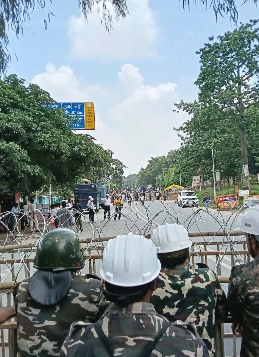 JPSC-JSSC आंदोलन के 18वें दिन छात्रों ने तोड़ी बैरिकेडिंग, विधानसभा की ओर बढ़ा कूच