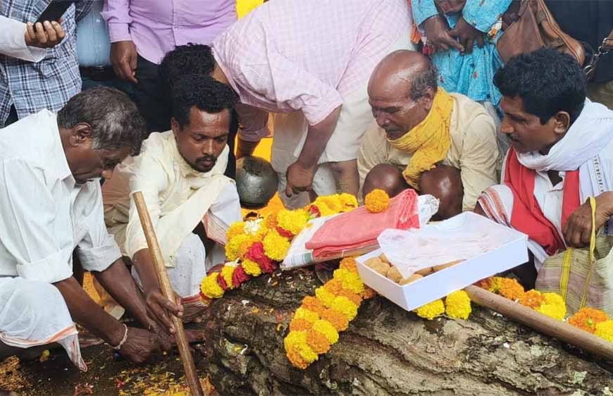 Bastar दशहरा की पहली रस्म शुरू, जंगल से साल की लकड़ी लाकर मां दंतेश्वरी को किया समर्पित