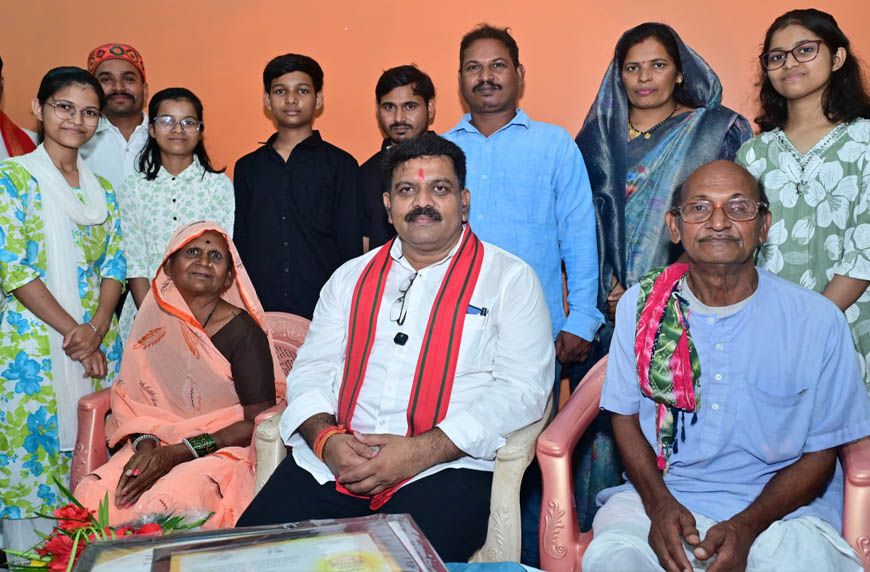 रायपुर: तीन बहनों ने एक साथ पास की नीट परीक्षा, उप मुख्यमंत्री विजय शर्मा ने घर पहुंचकर दी बधाई