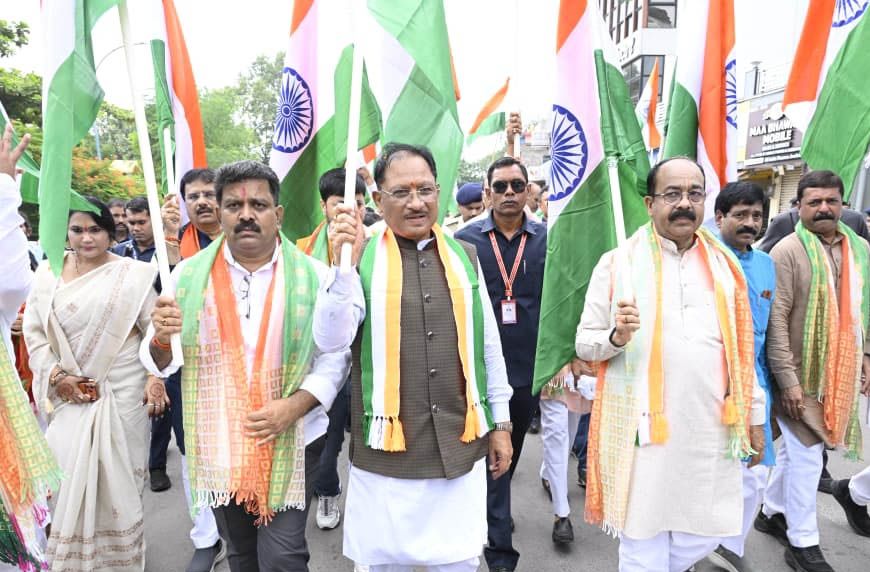 मुख्यमंत्री विष्णु देव साय ने हाथ में तिरंगा थामकर किया भव्य तिरंगा यात्रा का नेतृत्व