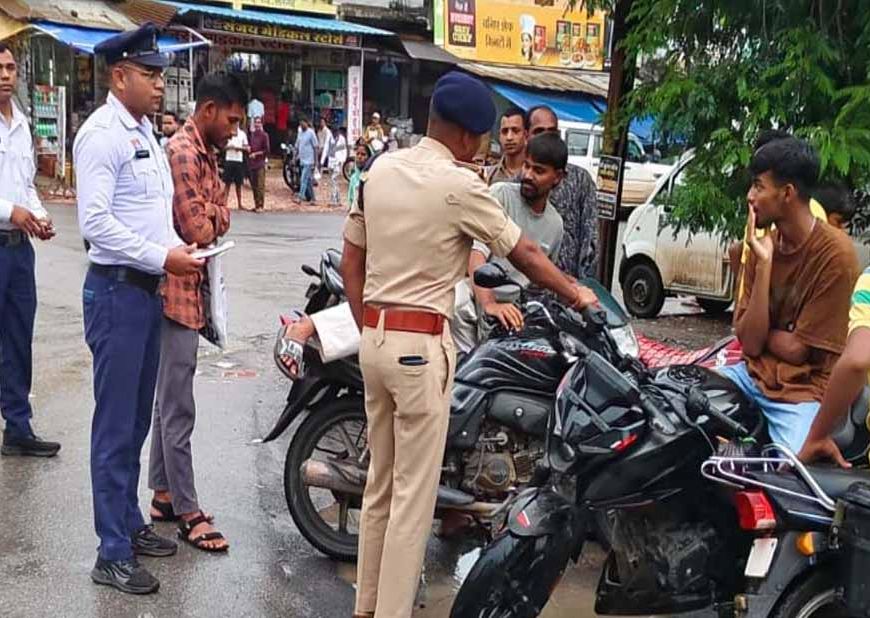 CG में ट्रैफिक नियम तोड़ने वालों पर कार्रवाई, 1035 वाहन चालकों से वसूला 5 लाख रुपये जुर्माना
