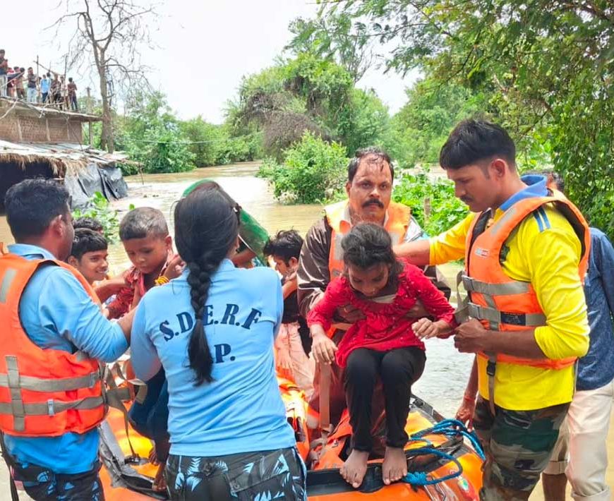 बारिश और बाढ़ के बीच मध्यप्रदेश पुलिस का रेस्क्यू ऑपरेशन—SDERF एवं होमगार्ड्स ने बचाईं 98 जिंदगियां