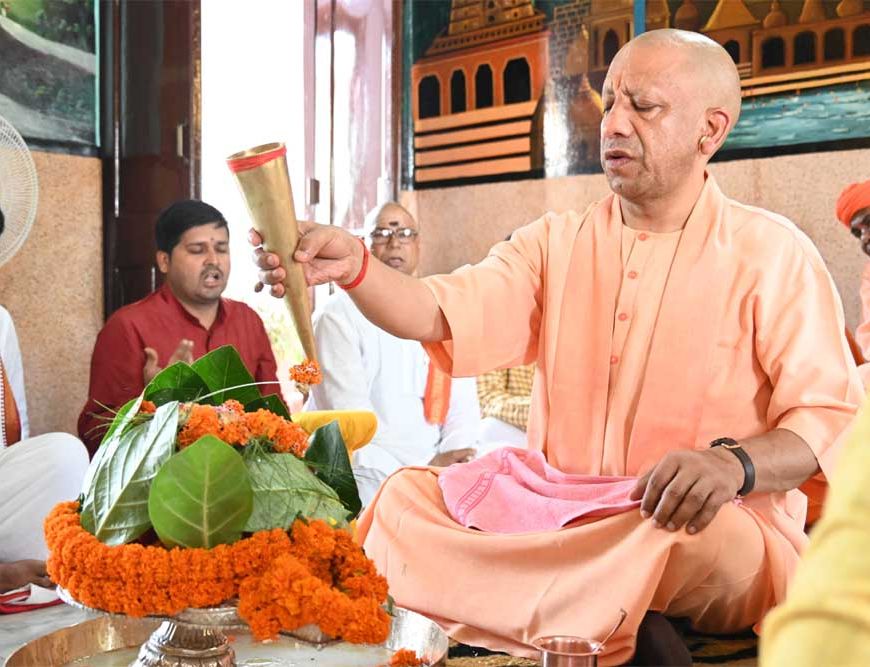 सावन के दूसरे सोमवार सीएम योगी ने किया रुद्राभिषेक