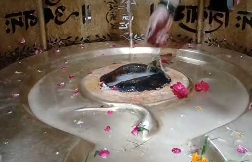 हर हर महादेव से गूंजे शिवालय, सावन के सोमवार पर आस्था का समुद्र