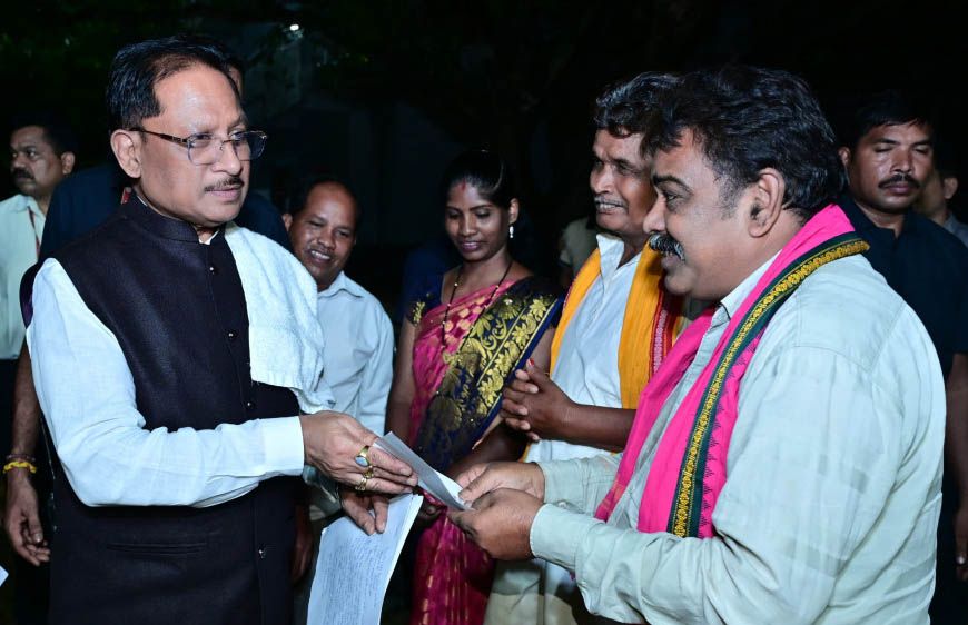 रायपुर : बगिया में मुख्यमंत्री विष्णु देव साय ने सुनी आम लोगों की आवाज, समस्याओं के निराकरण के दिए सख्त निर्देश