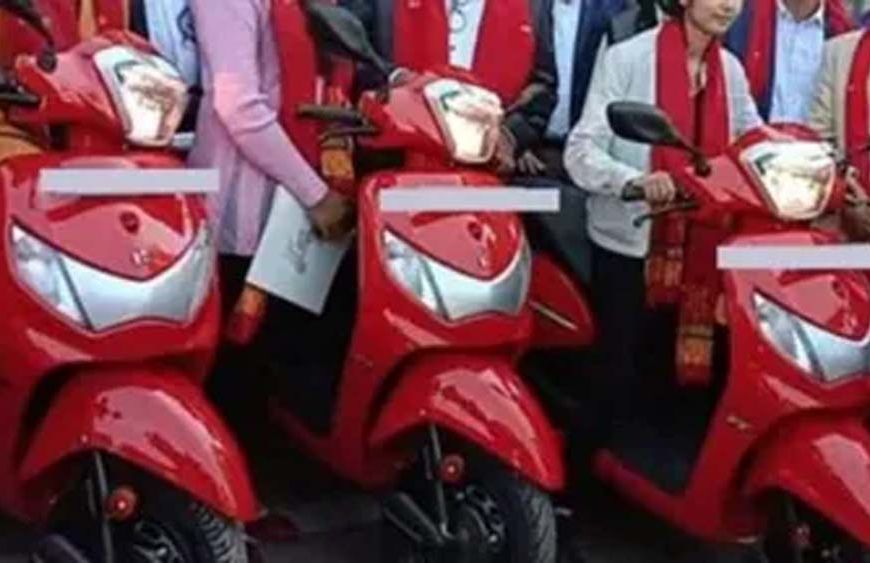 यूपी में 50 हजार मेधावी छात्राओं को मिलेगी मुफ्त स्कूटी, टॉप 5% छात्राओं की तैयार हो रही सूची