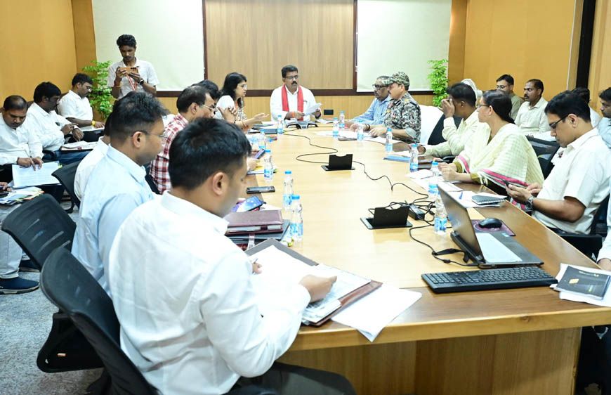 उप मुख्यमंत्री विजय शर्मा ने पुनर्वास एवं नक्सल प्रभावित परिवारों के लिए संचालित योजनाओं की समीक्षा की